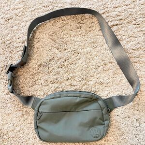 Vuori all around hip back Army/Green
